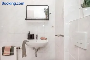 SpaceStays Krefeld Zentrum Apartment For 4 WIFI Kitchen - Image 4