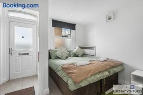 City Centre - Top Floor Apartment - Free Secure Small Car Parking - 5 Minute Walk to Beach & Station - Image 2