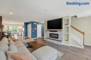 Chic Modern Townhouse 4BR 4B - Image 2