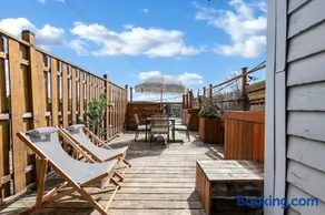 Spacious 2-Level Stay Private Terrace & Parking - Image 3