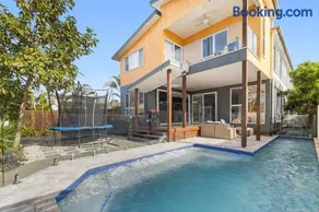 Poolside 2-Bed House in Coolum Beach - Image 3