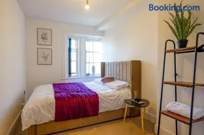Zeenat Central Bury - Modern 2BR with Free Parking Sleeps 6 - Image 2