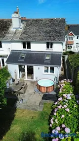 Contemporary Coastal Chic - 3 Bed with Garden - Image 2