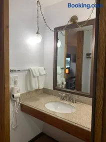 Bridge Inn Tomahawk -1st Floor, 2 Queen Size Bed, Walkout, River View - Image 5