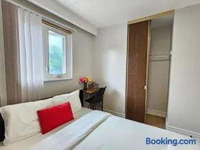 A Home Away-Cozy Guest Room in Toronto - Image 3