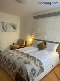 HQ apartments Villa Park - Image 2