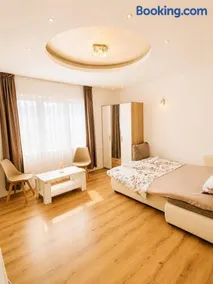 Central Comfort Apartment 5 Minute Walk to Beach, Free Parking, 2 BR - Image 2