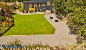 FLORA Luxury Retreat, Private Garden, Views & Hot Tub - Image 1