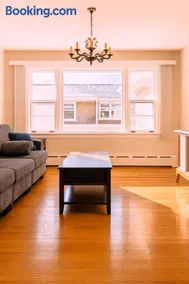 Spacious 2 bedroom home in Niles, Illinois with office, full kitchen and 2 baths - Image 5
