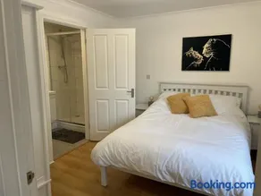 Modern The Mews Apartment - Image 3