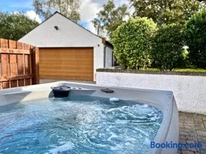 Riverside Cottage 6 guests 4 adults max hot tub - Image 1