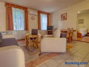 Villa Park Apartmanház - Image 2
