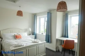 Spacious room in family home with private jacuzzi bath near Legoland, Windsor, Bray - Image 3