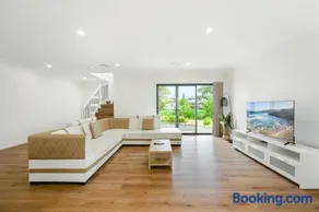 Kellyville Spacious Modern House Park&Lake - Image 2