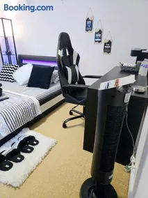 Comfy Stylish Room in the Heart of Vancouver- Private Parking, Self Check-in & just 4 mins to Metrotown! - Image 1
