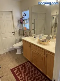 Vic's 3 bedroom 4beds & POOL centrally located! - Image 3