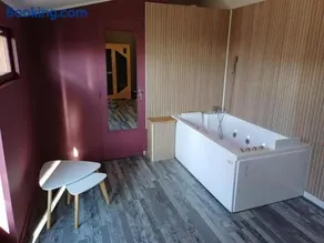 Chalet avec bain à remous à Saint-Loup-Terrier - Image 4