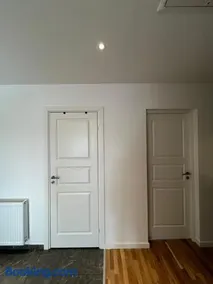 Guest room with private bathroom - Image 5
