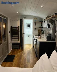Luxury Shepherds Hut - The Sweet Pea by the lake - Image 1