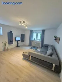 Großzügige 100 qm Wohnung mit 2 Schlafzimmern und großem Wohnzimmer - Image 1