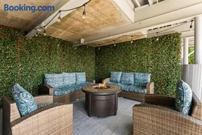 Luxury Hilltop Getaway Scenic Views - Image 4