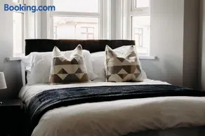 Central Apartment Newcastle - Image 4