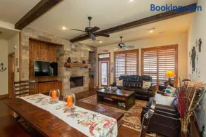Luxurious, Tranquil, 4BR Lakefront Villa - Image 3