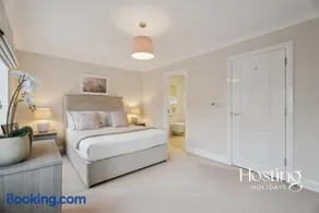 Lavender House - 4-Bedroom Family Home in Maidenhead with Parking - Image 3