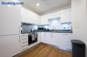 Modern 1BR Apt - Sleeps 4 - Parking - Balcony - Image 5