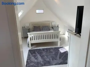 Hewarts Lodge, Brand New Property, 1 Mile From The Beach, 15 Minutes From All Goodwood Events - Image 3