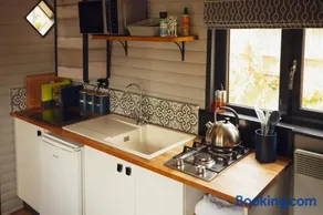 Lomu - Cosy Coastal Shepherd's Hut with Log-Burner and WiFi - Image 3