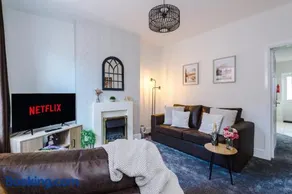 Bright 2-bed cottage in Chester by 53 Degrees Property, ideal for Couples & Small groups, City Centre - Sleeps 6 - Image 2