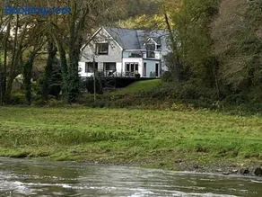 Riverside Stay - Image 2