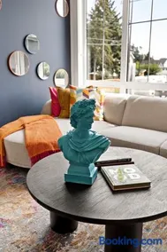 3bd Cozy Retreat, Steps from It All -Corner - Image 1