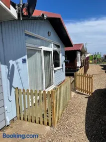 Pebbles 144 South Shore 2 bed chalet 2 dog friendly, sleeps 4 - Image 2