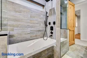 Modern LA Villa 5BR Home with Private Pool & Yard - Image 5