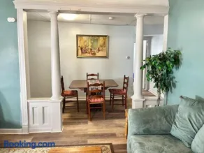 Private Room-Queen Bed-Shared Living Spaces - Image 2