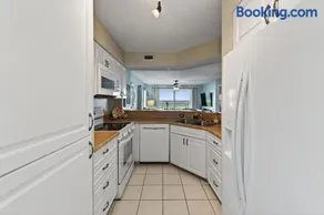 Direct oceanfront 2/2 corner condo with large balcony, heated pool, and garage parking - Image 4
