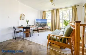 Oxendon Oasis- Luxury Hot Tub Retreat - Image 2
