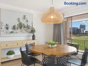 Tumut Unit 2 - Balcony With Tweed Harbour Views - Image 4