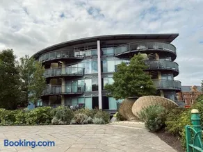 A&A Luxury Stay Mowbray - 1Bdr Apt w Balcony & Views - Image 2