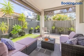 Living the dream, 7a Sandy Point Rd - views, air con, linen - Image 3