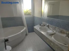 Habitación triple con bañera y terraza HOTEL SUITE MIOÑO - Image 2