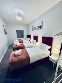 Elite Apt nr Strood stn, High street, Medway, Rochester Castle & Cathedral - Image 5
