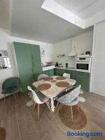 Petite maison dans village animé - Image 2