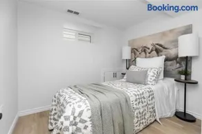 Bright 2 Bedroom Suite - Image 2