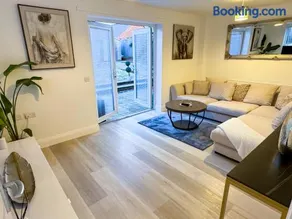 Stylish 3BR House Garden, Parking & Self Check-In - Image 5