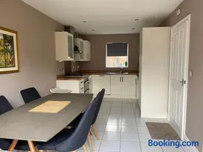 Large 2 bedroom apartment, 4 beds one 1 en-suite, Free parking Nr Chelt Elmore and Quays - Image 2