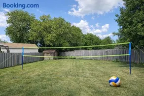 Renovated 3-Bedroom North York Bungalow with Free Parking, Full Kitchen, WiFi & Backyard Volleyball Set - Near Rogers Stadium & TTC Access - Great for Groups & Work Stays! - Image 3