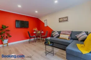 Affordable 1-Bed House, Sleeps 4, Super fast Wi-Fi with Private Garden and Parking - Image 2